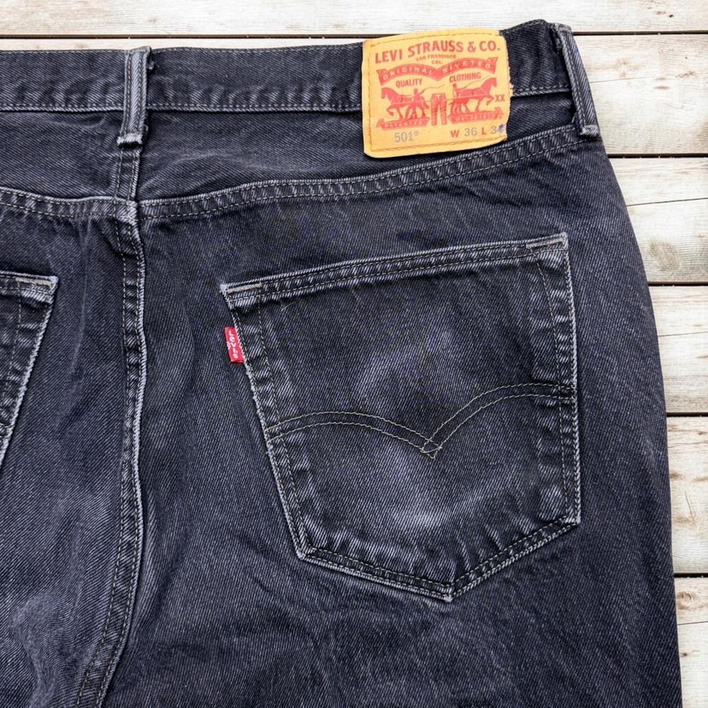Levis 501 Original Fit Jean Mens 36x32(36x32) Black Fade Button Fly Straight Leg